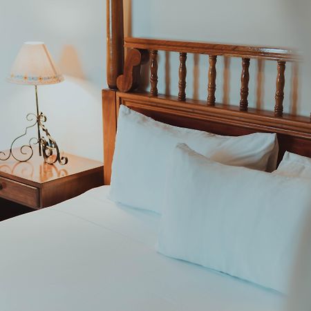 Hotel Casa del Balam Mérida Exterior foto A bed with a nightstand