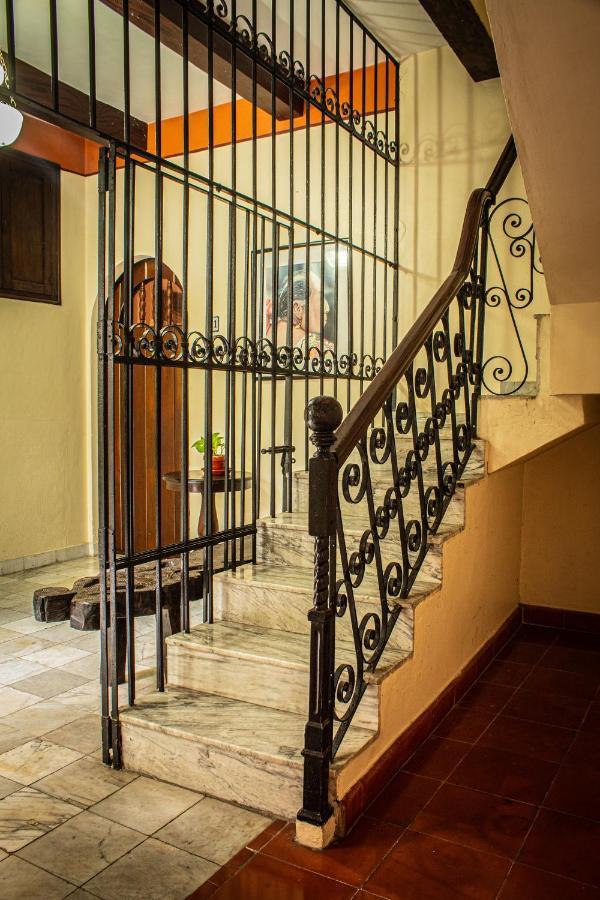 Hotel Casa del Balam Mérida Exterior foto Staircase