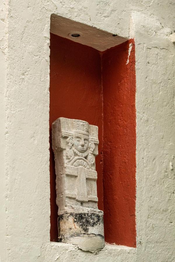 Hotel Casa del Balam Mérida Exterior foto A stone carving of a figure with a headdress and a long beard, from the 10th century BC, found in the city of Ur, Iraq.