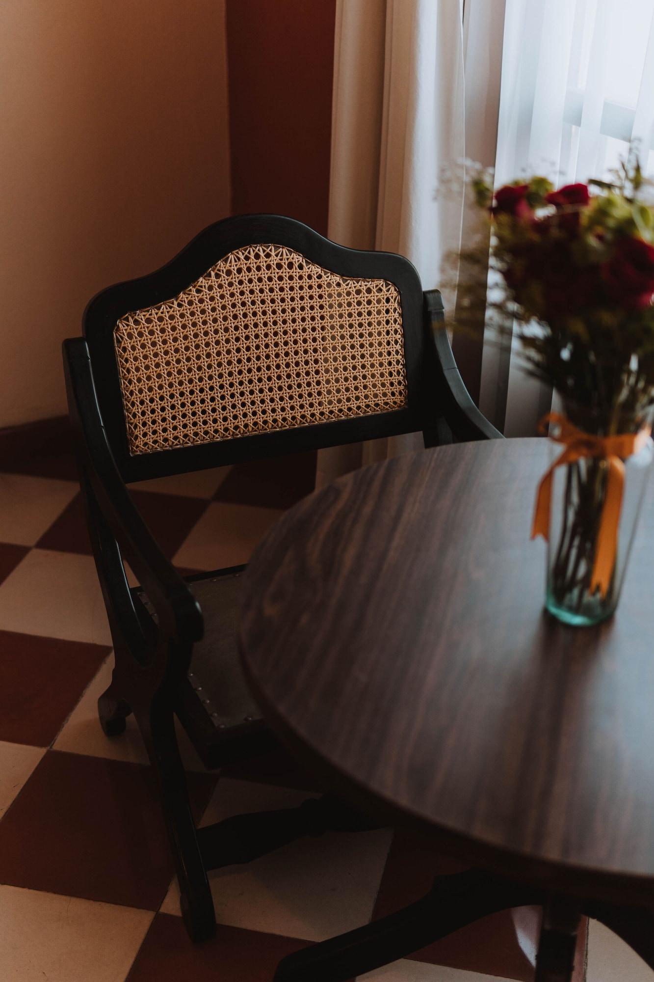 Hotel Casa del Balam Mérida Exterior foto A chair with a caned back