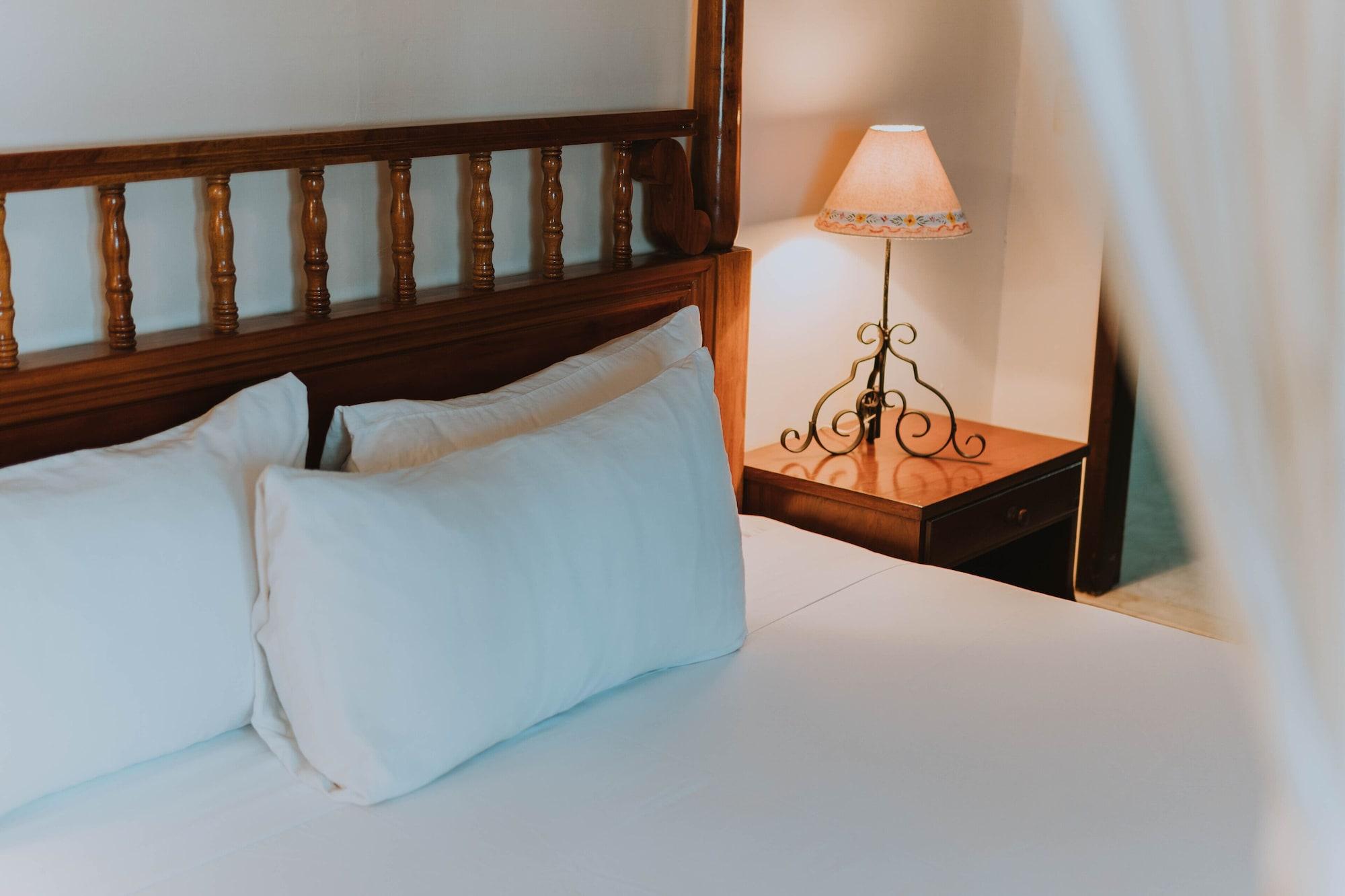 Hotel Casa del Balam Mérida Exterior foto A bed with two pillows