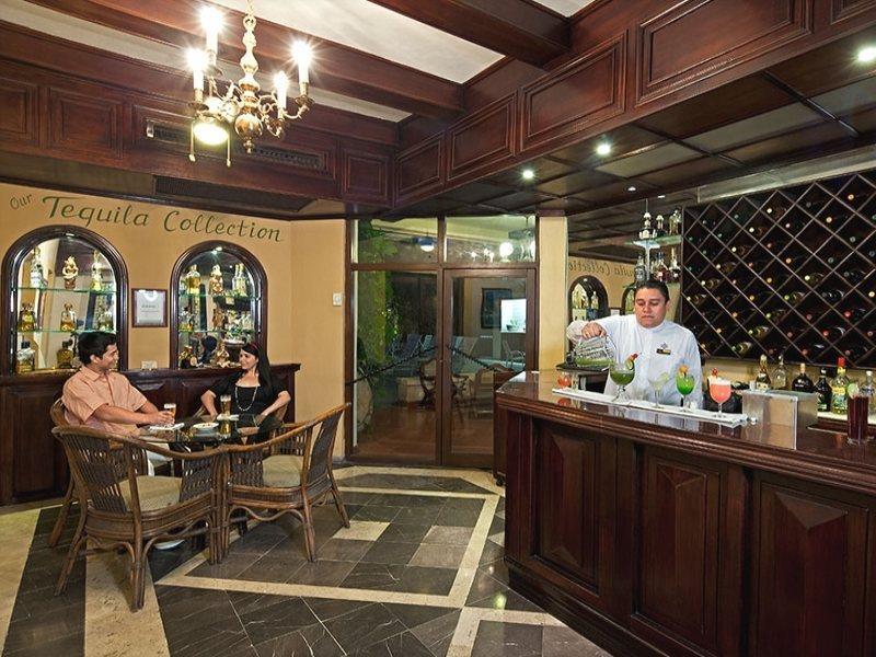 Hotel Casa del Balam Mérida Exterior foto The bar at the hotel